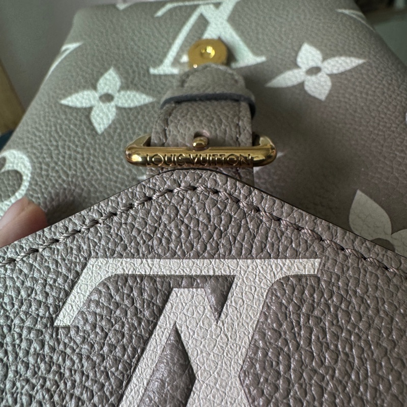 LV tiny斑鳩灰壓紋背包-8