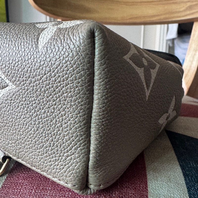 LV tiny斑鳩灰壓紋背包-17