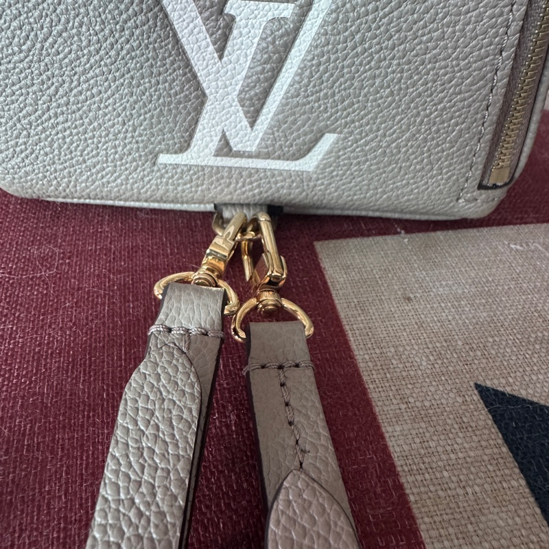 LV tiny斑鳩灰壓紋背包-22