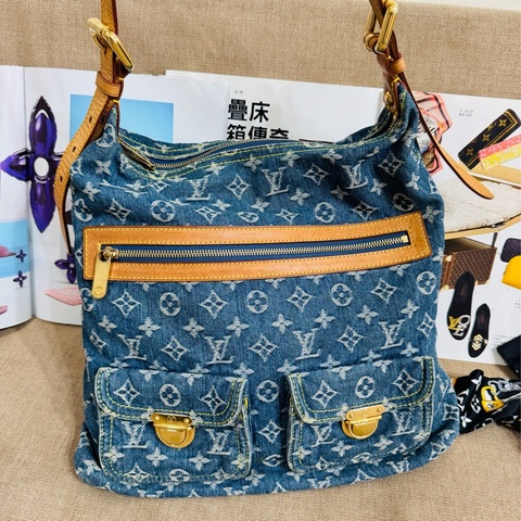 售 二手 真品 L牌藍色牛仔丹寧Baggy包，經典Monogram老花+水洗牛仔，復古又時髦！棕色皮革飾邊+金色五金，細節滿分