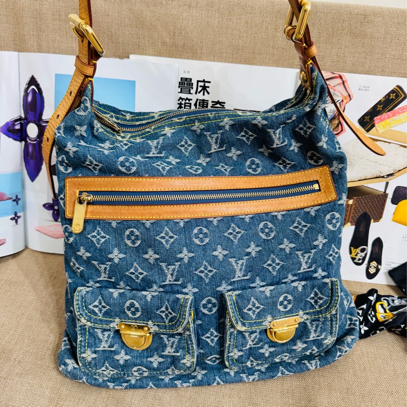 售 二手 真品 L牌藍色牛仔丹寧Baggy包，經典Monogram老花+水洗牛仔，復古又時髦！棕色皮革飾邊+金色五金，細節滿分-0