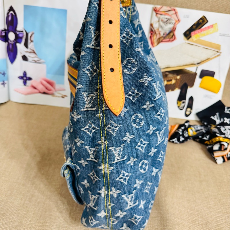 售 二手 真品 L牌藍色牛仔丹寧Baggy包，經典Monogram老花+水洗牛仔，復古又時髦！棕色皮革飾邊+金色五金，細節滿分-2