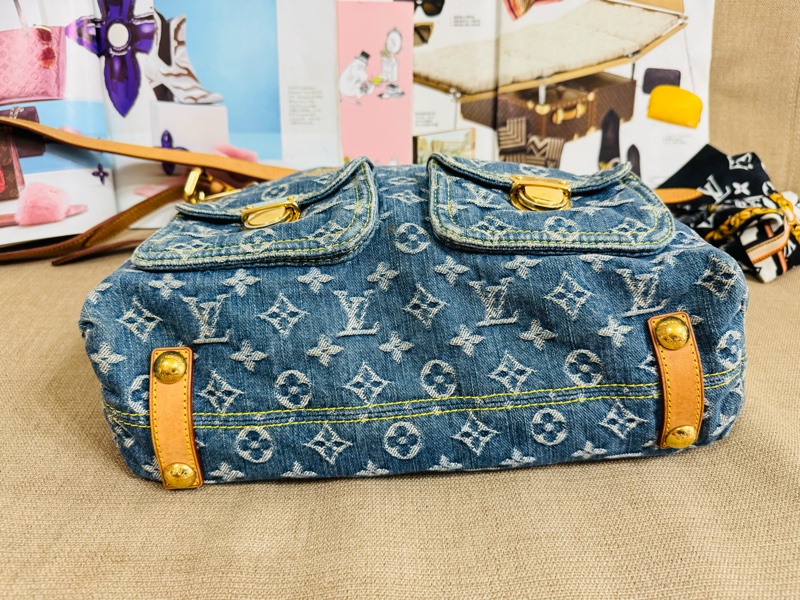 售 二手 真品 L牌藍色牛仔丹寧Baggy包，經典Monogram老花+水洗牛仔，復古又時髦！棕色皮革飾邊+金色五金，細節滿分-4