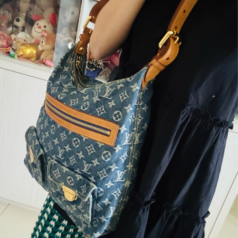 售 二手 真品 L牌藍色牛仔丹寧Baggy包，經典Monogram老花+水洗牛仔，復古又時髦！棕色皮革飾邊+金色五金，細節滿分-10