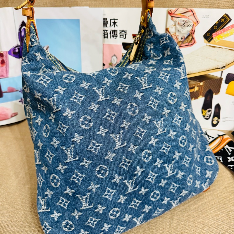 售 二手 真品 L牌藍色牛仔丹寧Baggy包，經典Monogram老花+水洗牛仔，復古又時髦！棕色皮革飾邊+金色五金，細節滿分-12
