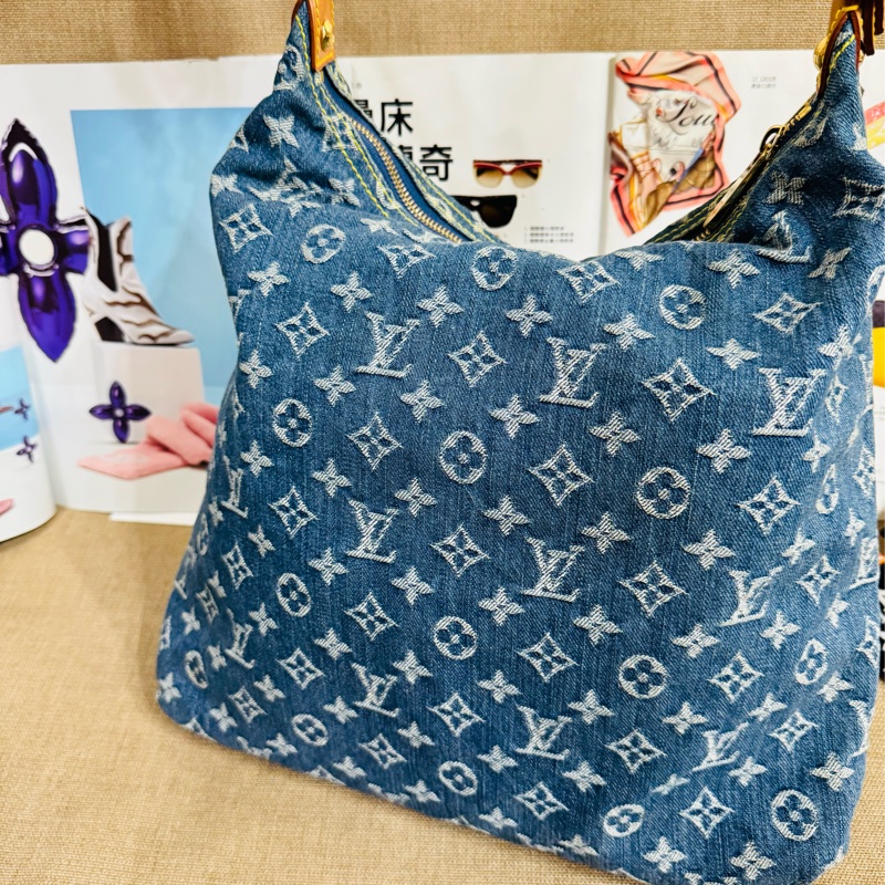 售 二手 真品 L牌藍色牛仔丹寧Baggy包，經典Monogram老花+水洗牛仔，復古又時髦！棕色皮革飾邊+金色五金，細節滿分-13
