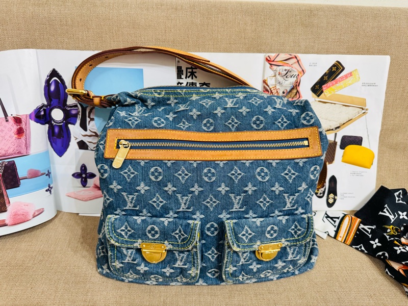 售 二手 真品 L牌藍色牛仔丹寧Baggy包，經典Monogram老花+水洗牛仔，復古又時髦！棕色皮革飾邊+金色五金，細節滿分-16