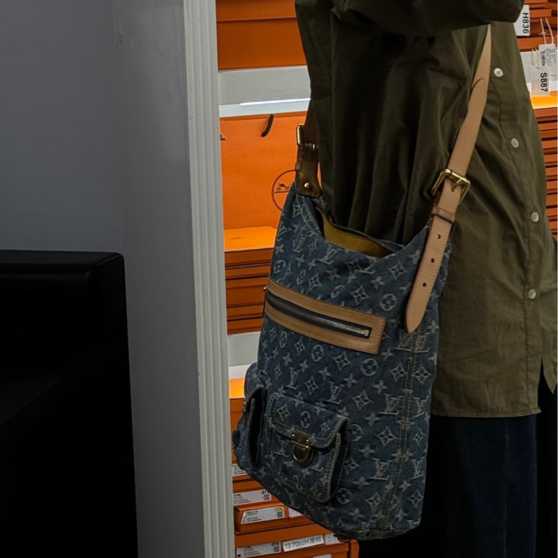 售 二手 真品 L牌藍色牛仔丹寧Baggy包，經典Monogram老花+水洗牛仔，復古又時髦！棕色皮革飾邊+金色五金，細節滿分-19