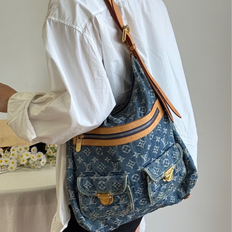 售 二手 真品 L牌藍色牛仔丹寧Baggy包，經典Monogram老花+水洗牛仔，復古又時髦！棕色皮革飾邊+金色五金，細節滿分-21