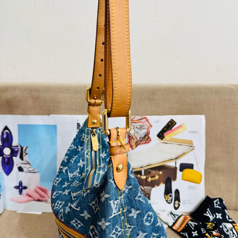 售 二手 真品 L牌藍色牛仔丹寧Baggy包，經典Monogram老花+水洗牛仔，復古又時髦！棕色皮革飾邊+金色五金，細節滿分-22