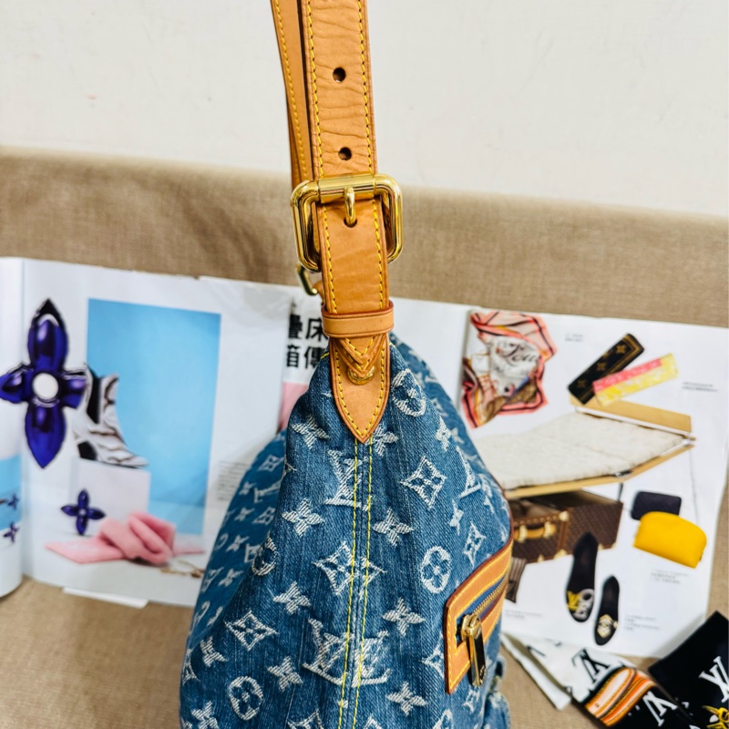 售 二手 真品 L牌藍色牛仔丹寧Baggy包，經典Monogram老花+水洗牛仔，復古又時髦！棕色皮革飾邊+金色五金，細節滿分-23