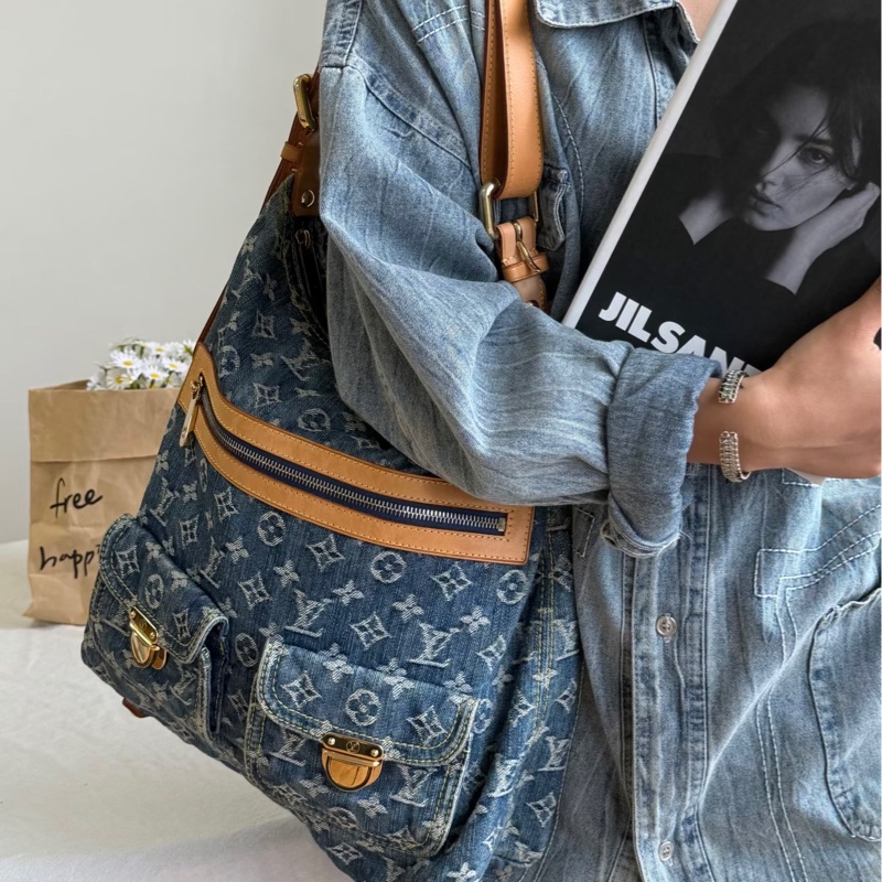 售 二手 真品 L牌藍色牛仔丹寧Baggy包，經典Monogram老花+水洗牛仔，復古又時髦！棕色皮革飾邊+金色五金，細節滿分-25