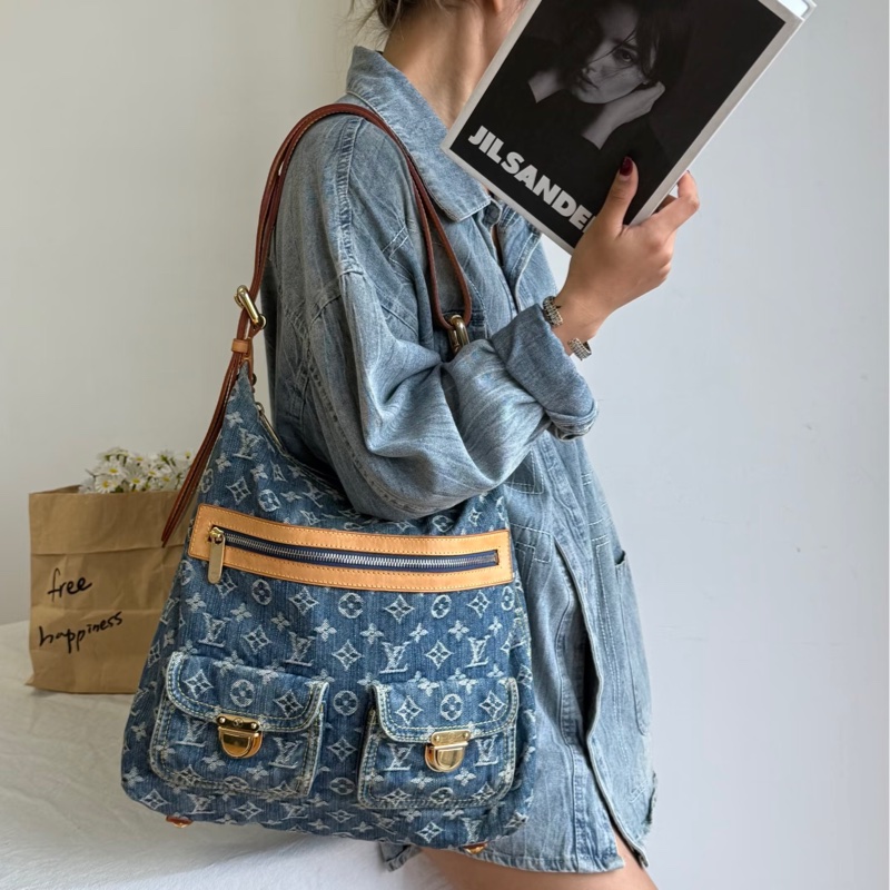 售 二手 真品 L牌藍色牛仔丹寧Baggy包，經典Monogram老花+水洗牛仔，復古又時髦！棕色皮革飾邊+金色五金，細節滿分-26