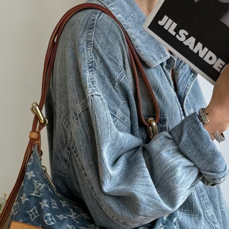 售 二手 真品 L牌藍色牛仔丹寧Baggy包，經典Monogram老花+水洗牛仔，復古又時髦！棕色皮革飾邊+金色五金，細節滿分-27