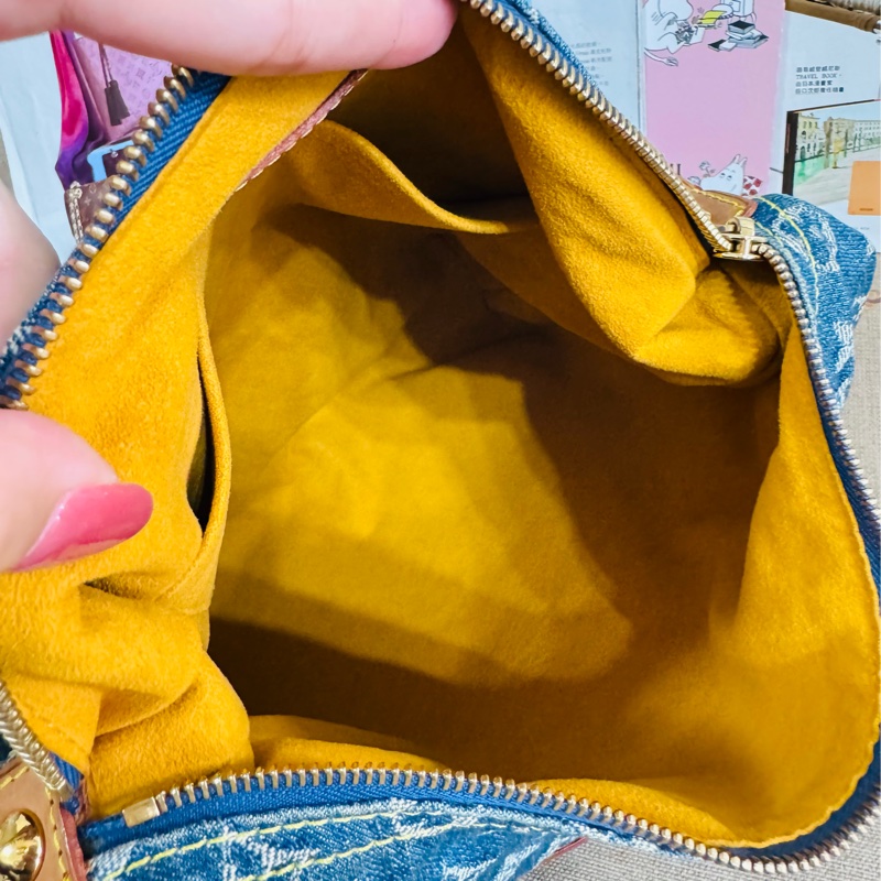 售 二手 真品 L牌藍色牛仔丹寧Baggy包，經典Monogram老花+水洗牛仔，復古又時髦！棕色皮革飾邊+金色五金，細節滿分-31