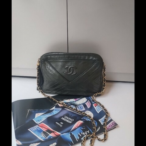 Chanel 金鍊深綠皮革V格斜背相機包