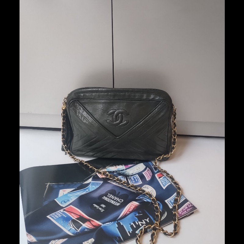Chanel 金鍊深綠皮革V格斜背相機包-0