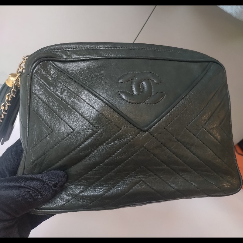 Chanel 金鍊深綠皮革V格斜背相機包-1