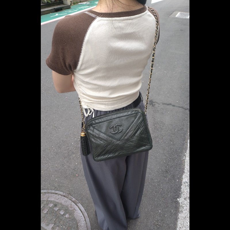 Chanel 金鍊深綠皮革V格斜背相機包-2