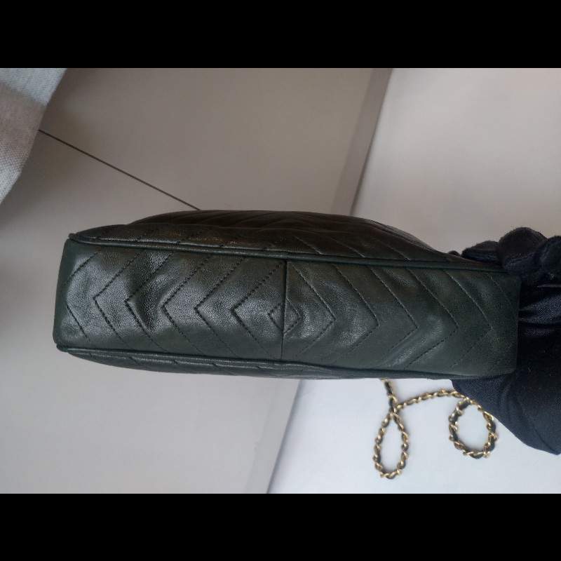 Chanel 金鍊深綠皮革V格斜背相機包-6