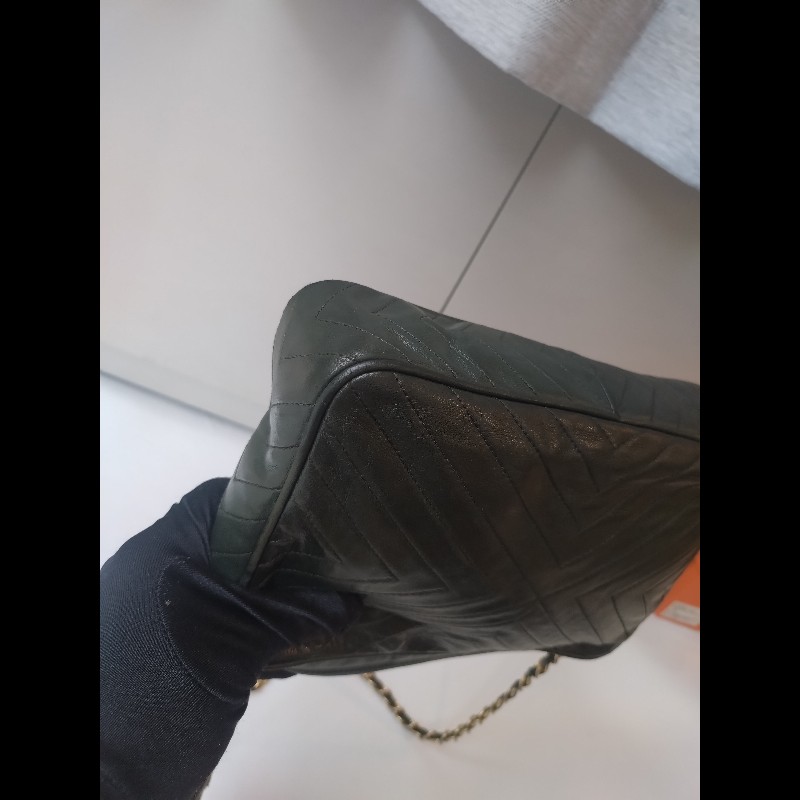 Chanel 金鍊深綠皮革V格斜背相機包-7