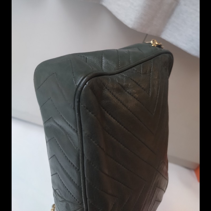 Chanel 金鍊深綠皮革V格斜背相機包-8
