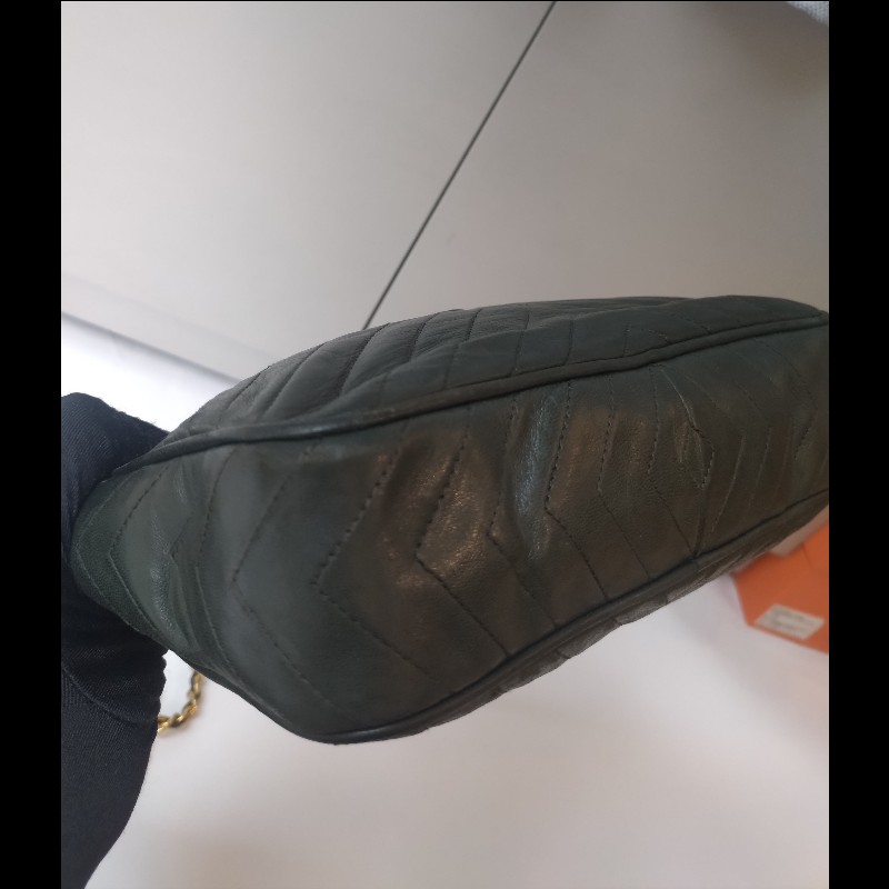 Chanel 金鍊深綠皮革V格斜背相機包-9