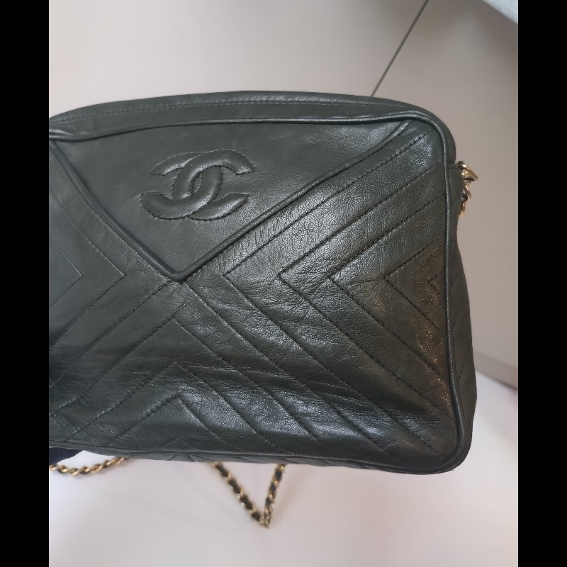 Chanel 金鍊深綠皮革V格斜背相機包-12