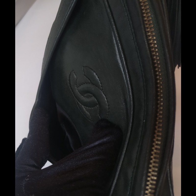 Chanel 金鍊深綠皮革V格斜背相機包-18