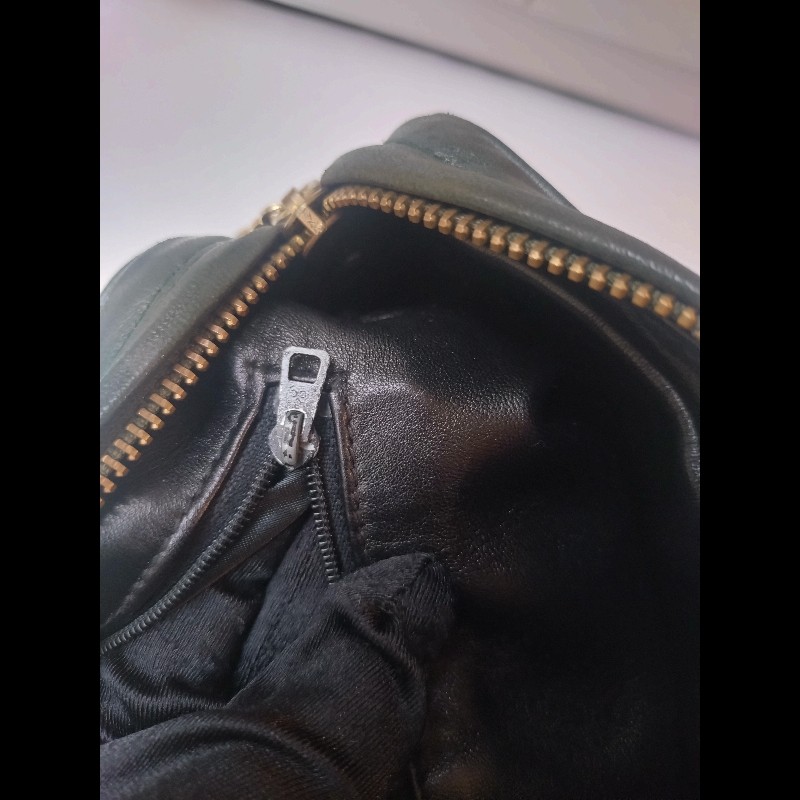 Chanel 金鍊深綠皮革V格斜背相機包-20