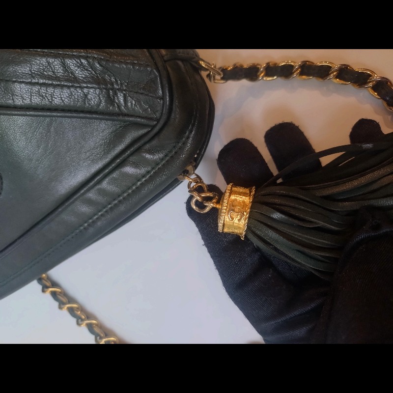 Chanel 金鍊深綠皮革V格斜背相機包-23