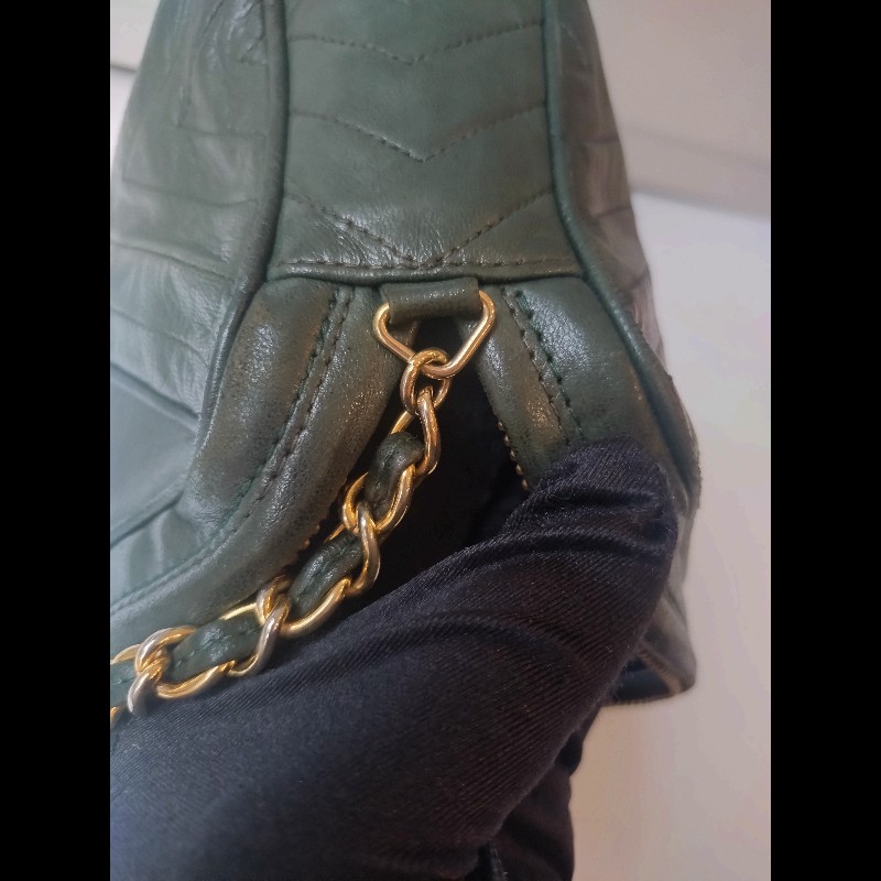 Chanel 金鍊深綠皮革V格斜背相機包-24