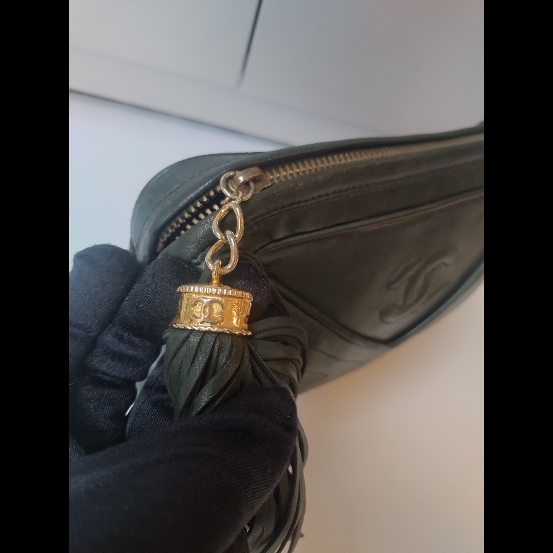 Chanel 金鍊深綠皮革V格斜背相機包-25