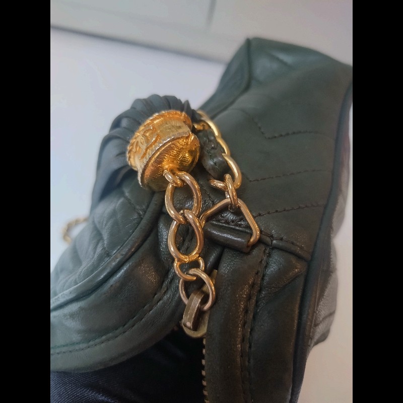 Chanel 金鍊深綠皮革V格斜背相機包-26