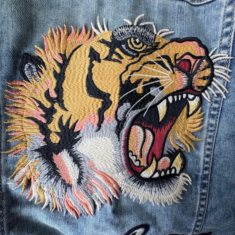 Gucci 古馳 淺藍色水洗做舊虎頭刺繡鉚釘設計牛仔外套 重工款-5