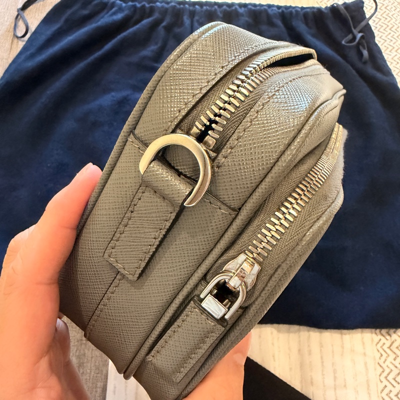 PRADA Safiano皮革肩背袋-6