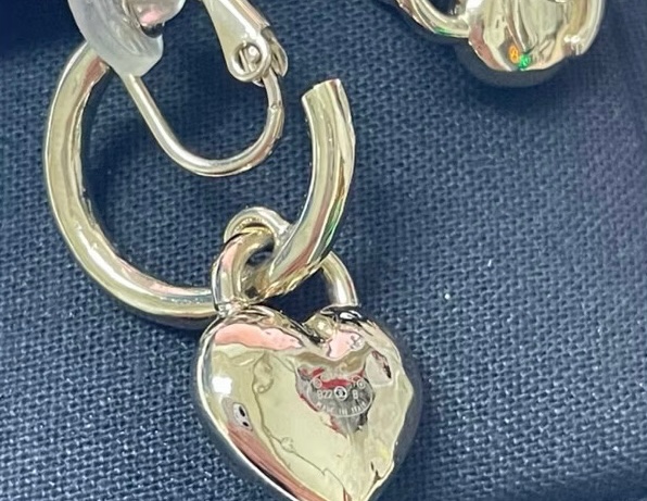 chanel香奈兒全新愛心書包扣夾式耳環-1