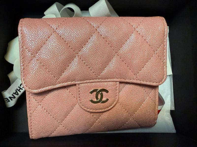 chanel香奈兒全新菱格幻彩小牛皮淡金logo三折短夾-0