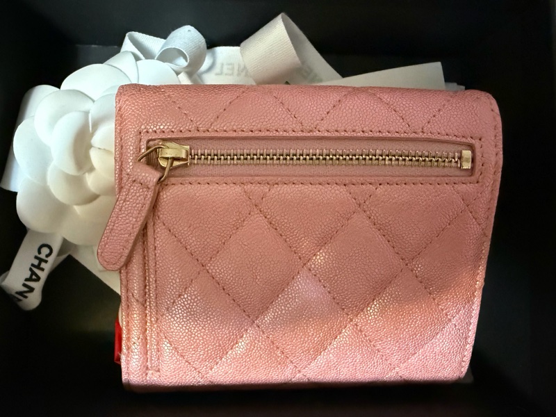 chanel香奈兒全新菱格幻彩小牛皮淡金logo三折短夾-1