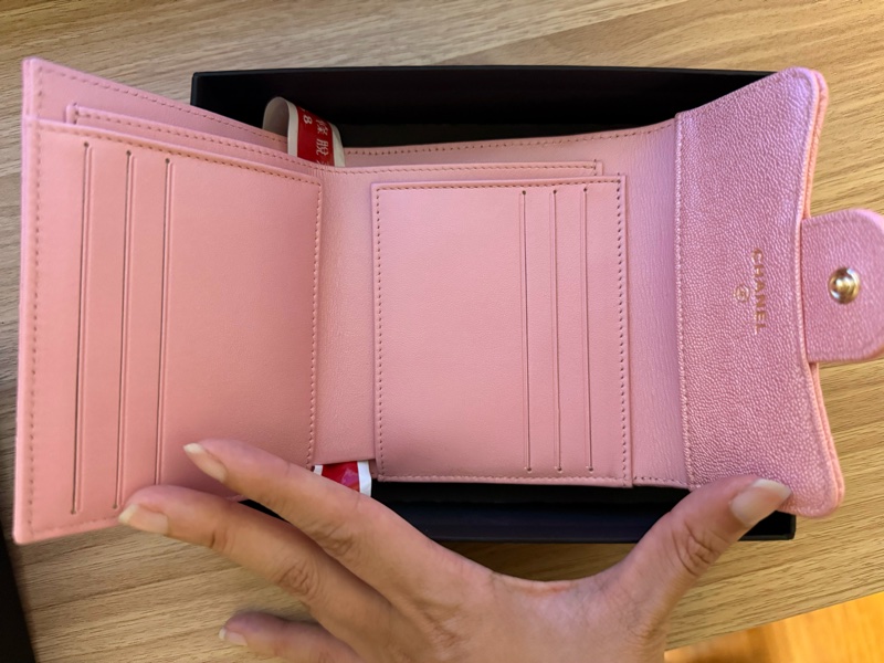 chanel香奈兒全新菱格幻彩小牛皮淡金logo三折短夾-2