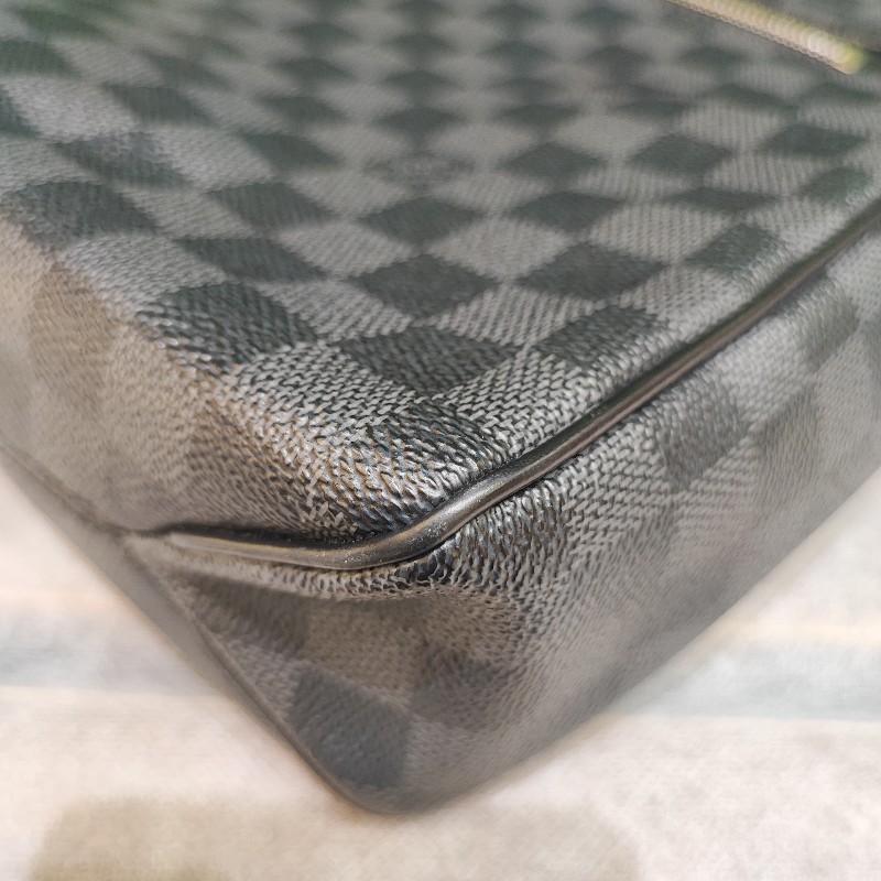 Louis Vuitton District-8