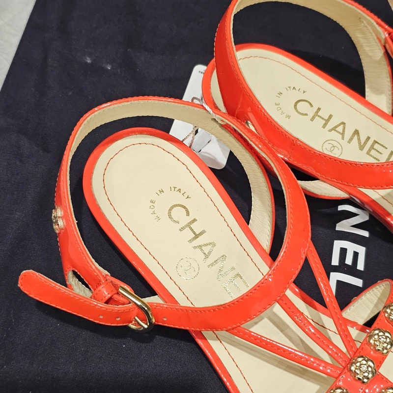 幾乎全新CHANEL香奈兒 橘紅色山茶花漆皮涼鞋平底鞋 女款 37.5碼-3