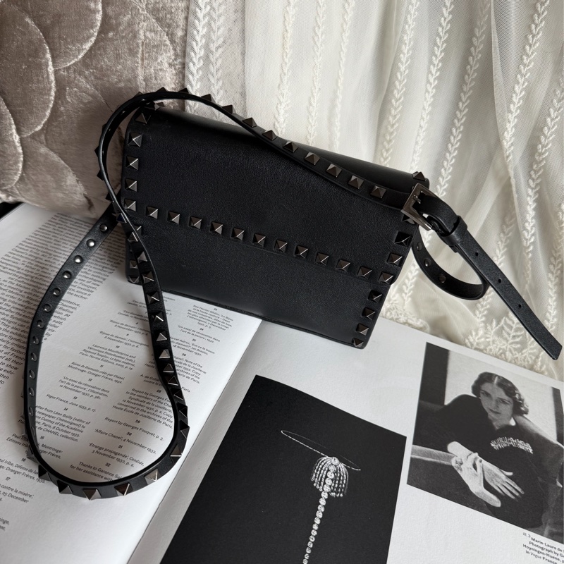 華倫天奴 鉚釘  黑色皮革 托特包 手提包 腋下包 側背包 斜挎包 斜背包 皮革 中古 英倫風  valentino bag black rockstud-2