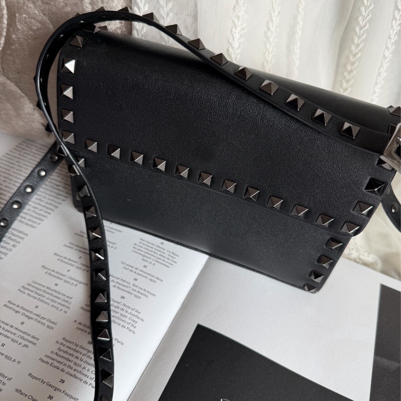 華倫天奴 鉚釘  黑色皮革 托特包 手提包 腋下包 側背包 斜挎包 斜背包 皮革 中古 英倫風  valentino bag black rockstud-3