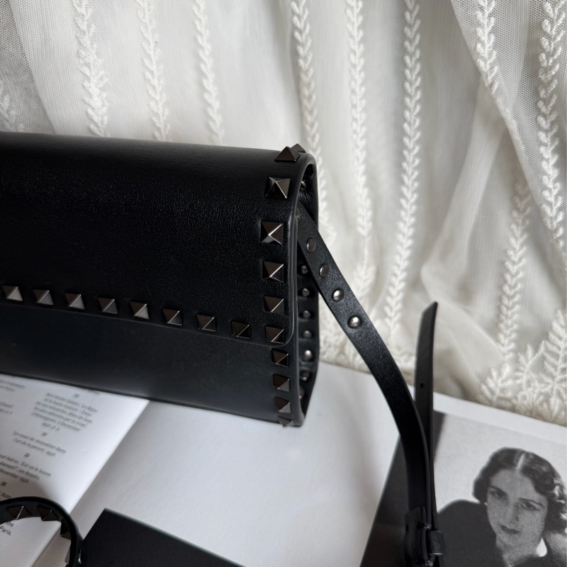 華倫天奴 鉚釘  黑色皮革 托特包 手提包 腋下包 側背包 斜挎包 斜背包 皮革 中古 英倫風  valentino bag black rockstud-9