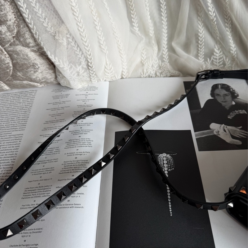 華倫天奴 鉚釘  黑色皮革 托特包 手提包 腋下包 側背包 斜挎包 斜背包 皮革 中古 英倫風  valentino bag black rockstud-13