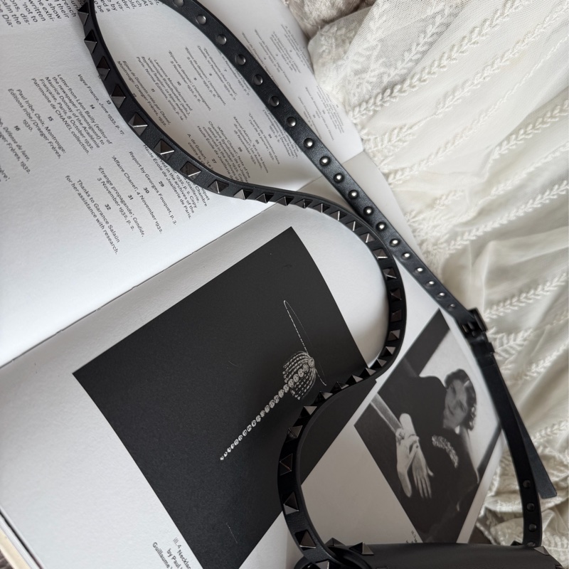 華倫天奴 鉚釘  黑色皮革 托特包 手提包 腋下包 側背包 斜挎包 斜背包 皮革 中古 英倫風  valentino bag black rockstud-17