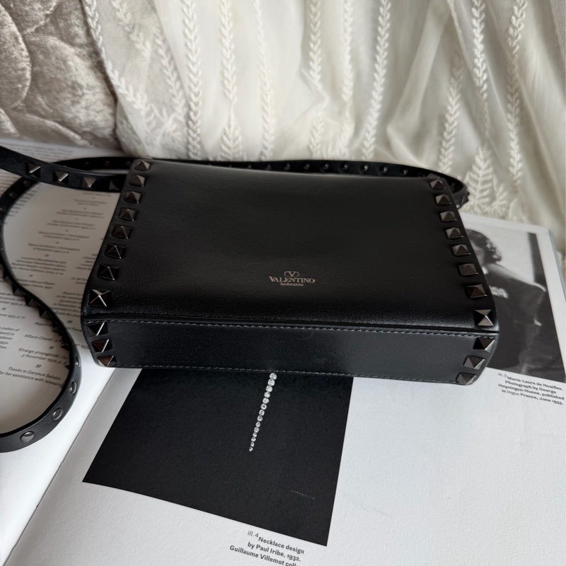 華倫天奴 鉚釘  黑色皮革 托特包 手提包 腋下包 側背包 斜挎包 斜背包 皮革 中古 英倫風  valentino bag black rockstud-19