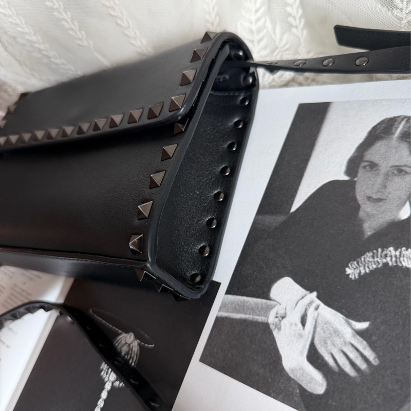 華倫天奴 鉚釘  黑色皮革 托特包 手提包 腋下包 側背包 斜挎包 斜背包 皮革 中古 英倫風  valentino bag black rockstud-23