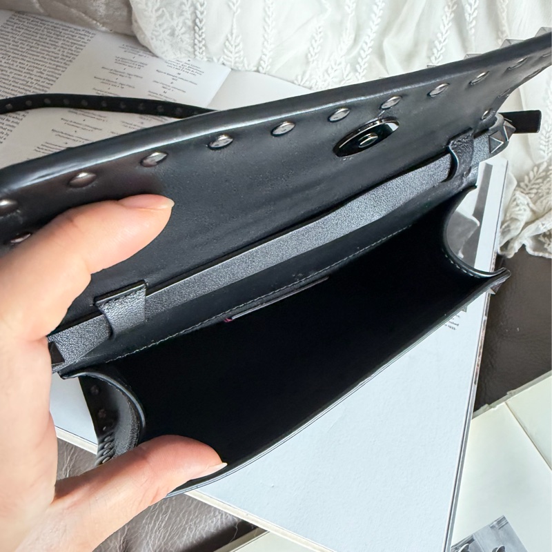 華倫天奴 鉚釘  黑色皮革 托特包 手提包 腋下包 側背包 斜挎包 斜背包 皮革 中古 英倫風  valentino bag black rockstud-24